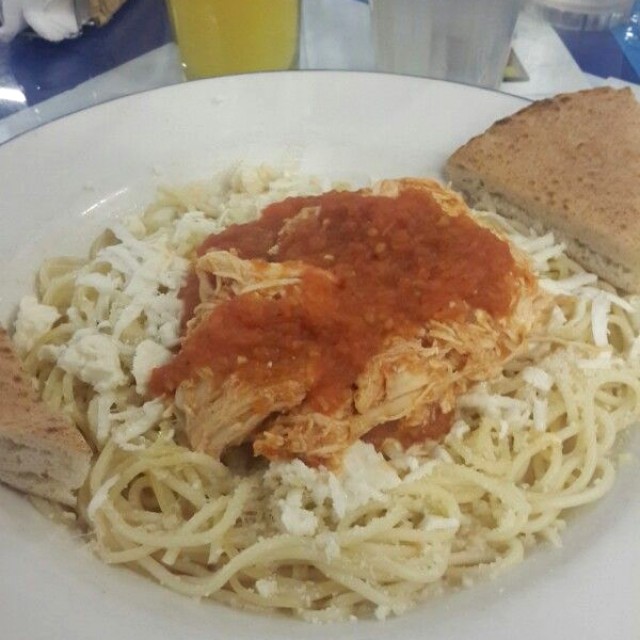 Spaghettinis con pechuga de pollo en salsa roja