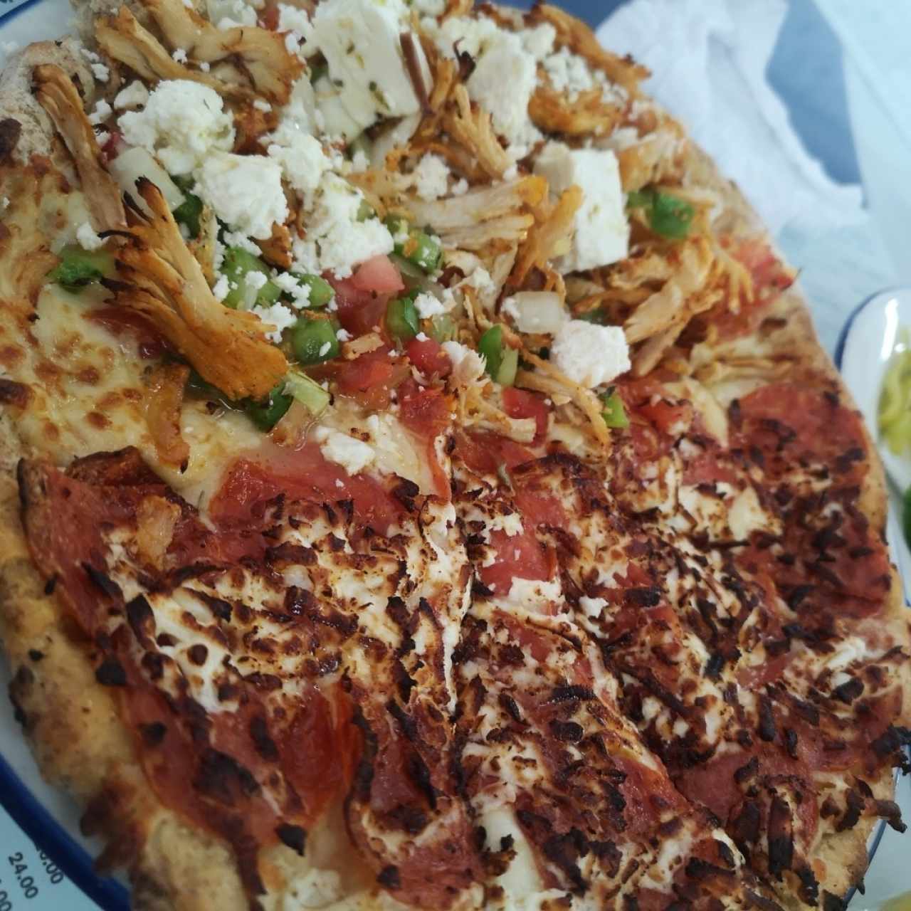 Pizza mitad panos vegetales mitad pepperoni con fetta.