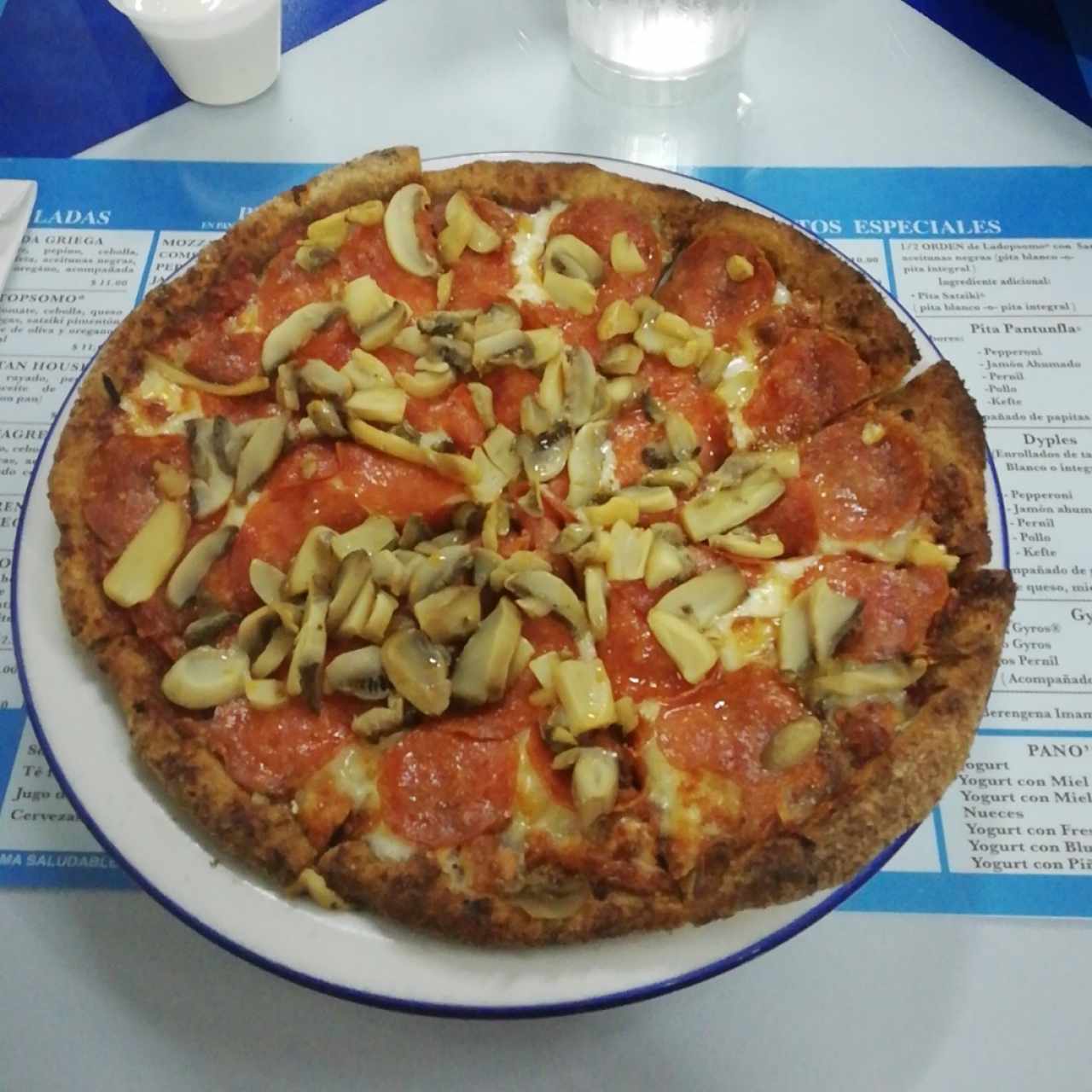 Pizza de Pepperoni y Hongos