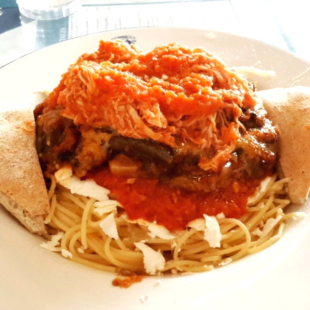 Pasta con pollo y berenjenas 