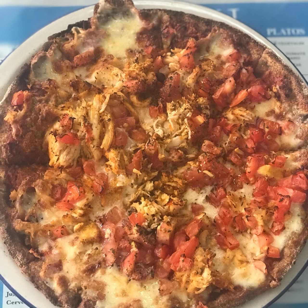 Pizza de pollo con tomate