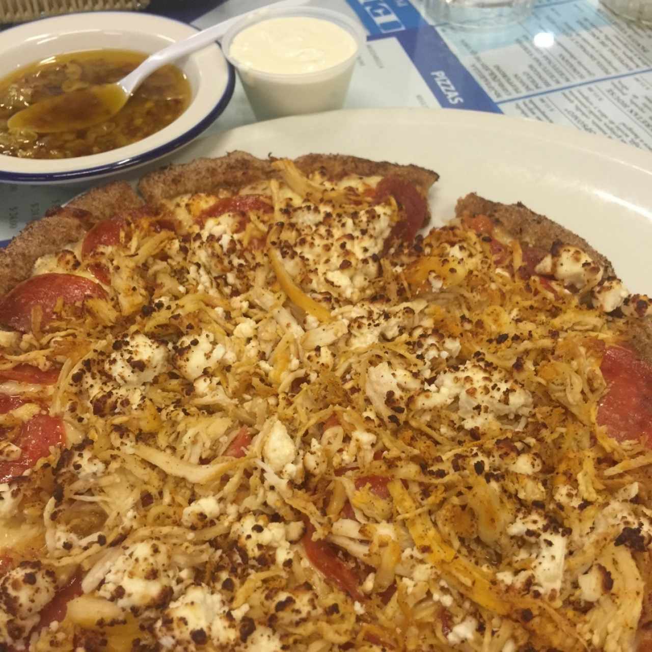 Pizza Pepperoni con Pollo y Queso Feta