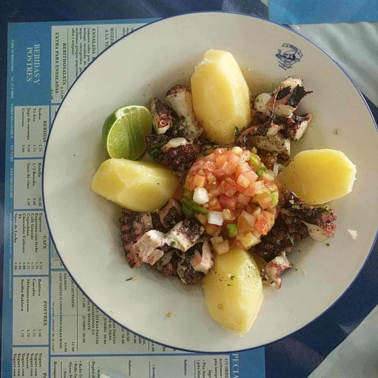 Pulpo con ensalda y papas