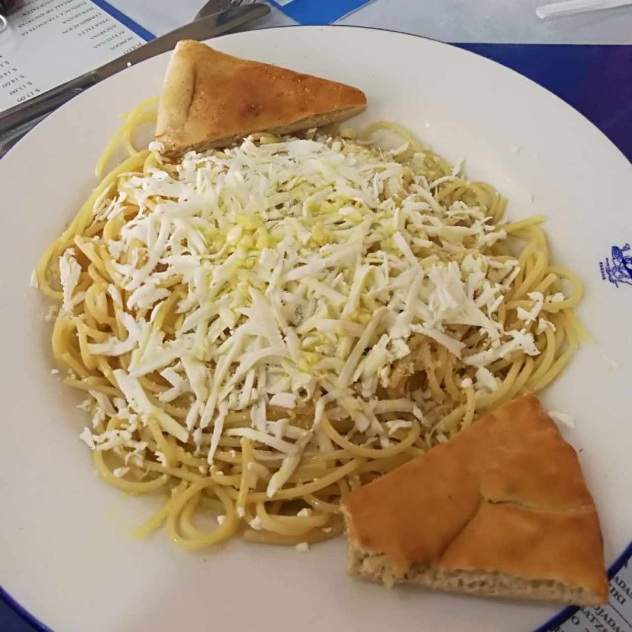 Espagueti al Oglio con queso feta