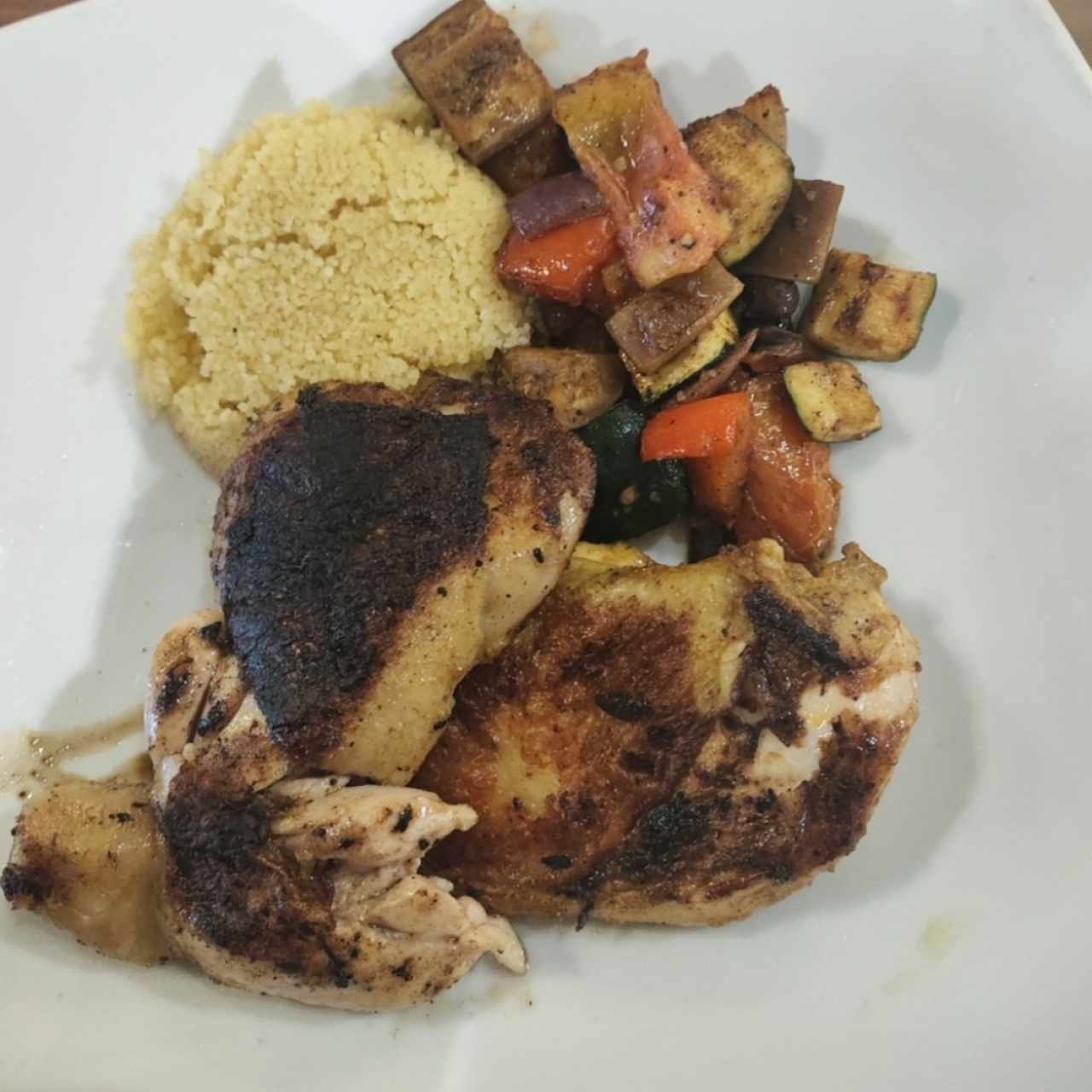 Pollo con quinoa y vegetales 