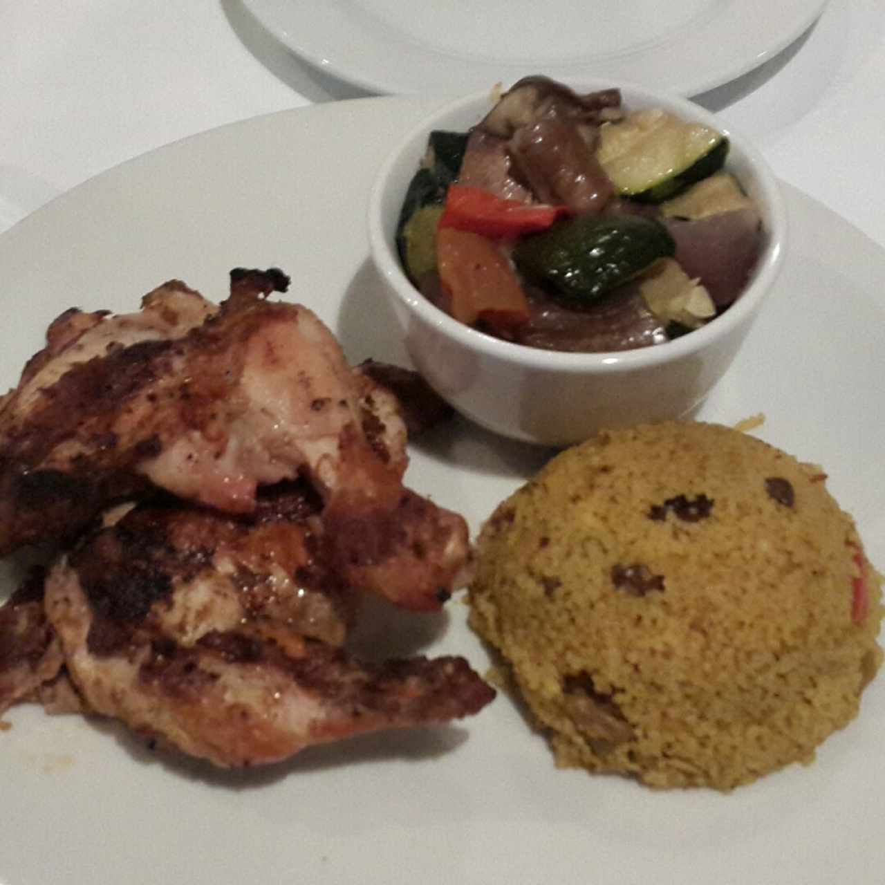 Medio Pollo estilo Marroquí con cous cous y ratatouille