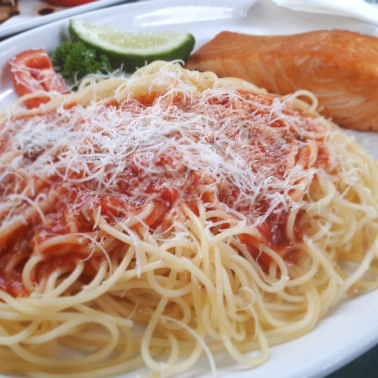 Filete de salmón com spaghetti al Pomodoro