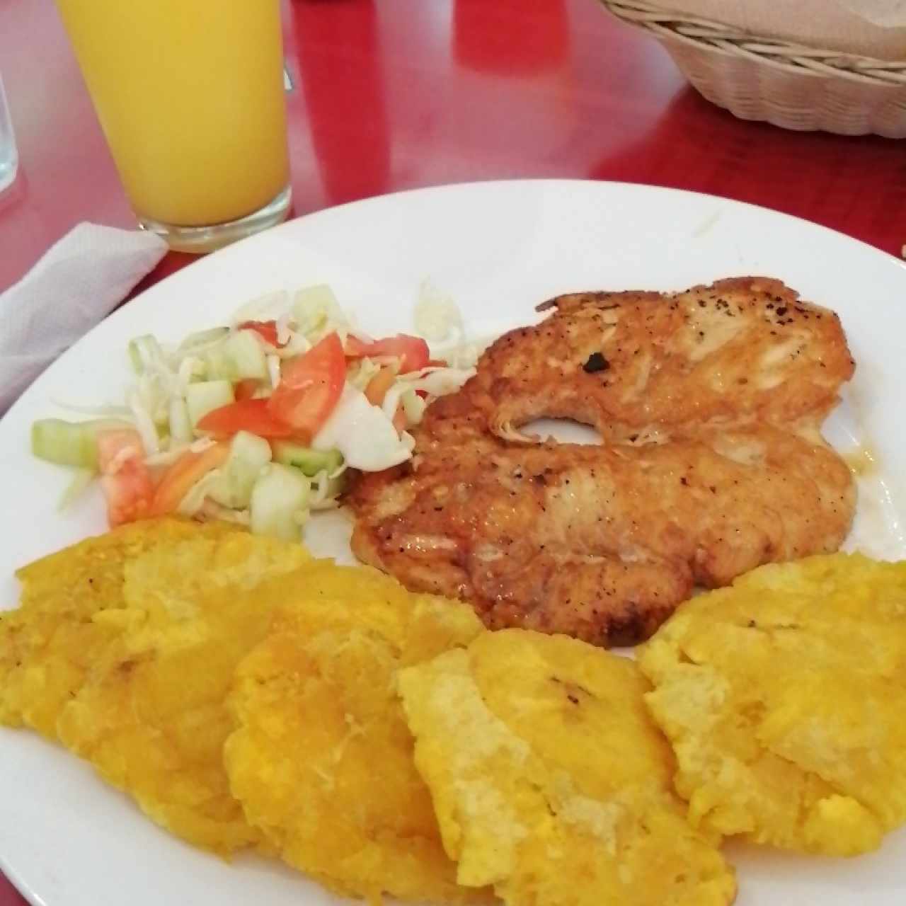 Pollo con Patacones.