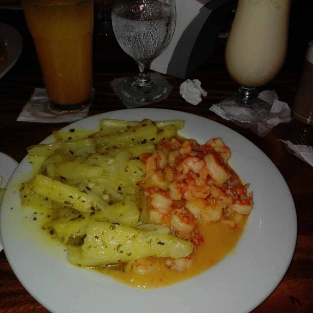 Camarones al ajillo con yuca al mojo.