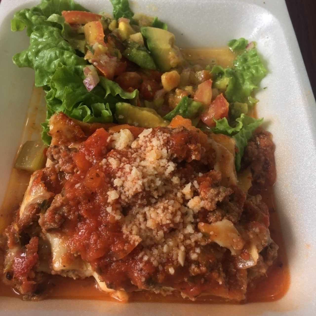 menu del dia- lasagna y ensalada