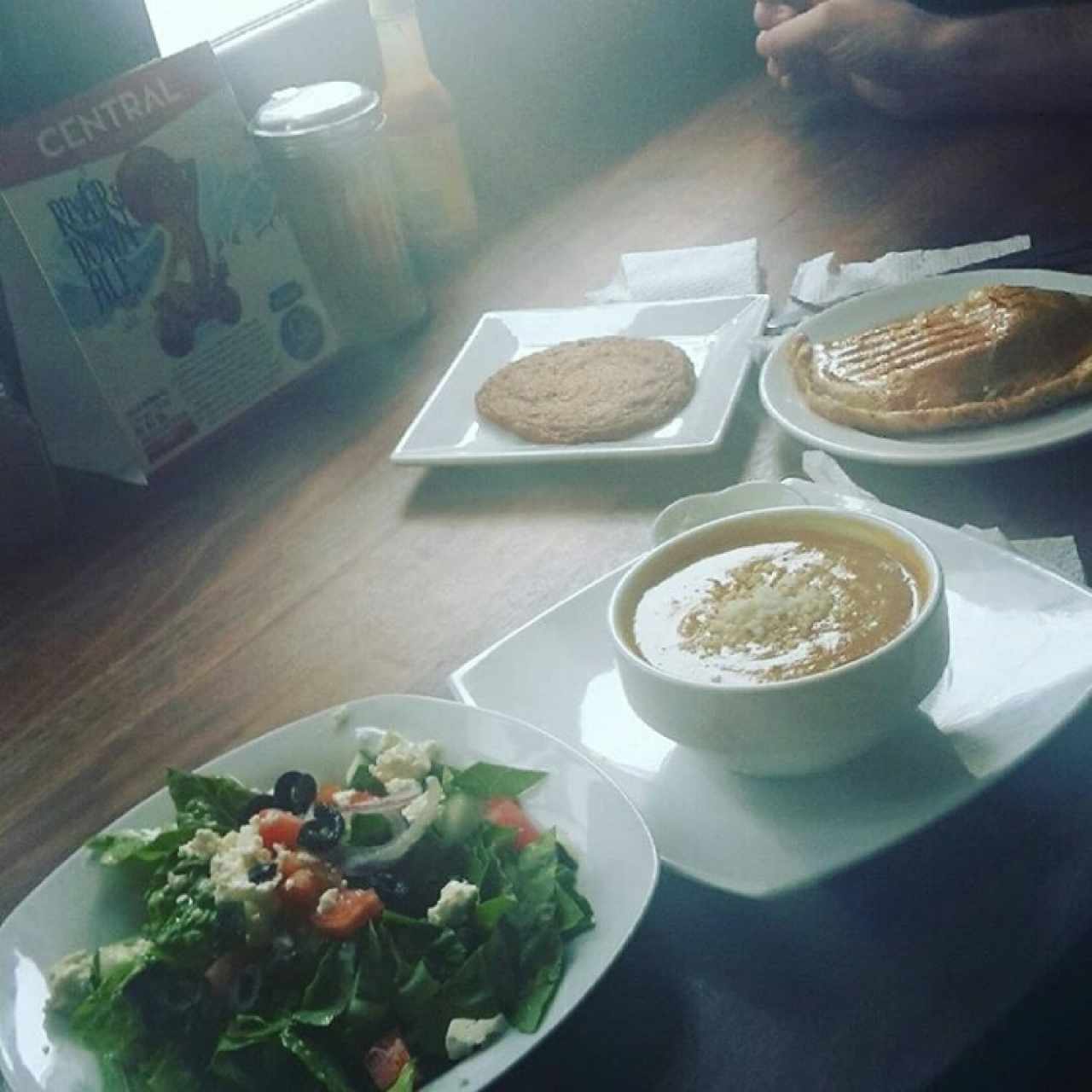 Ensalada Griega con sopa de zapayo y empanada de pollo con galleta