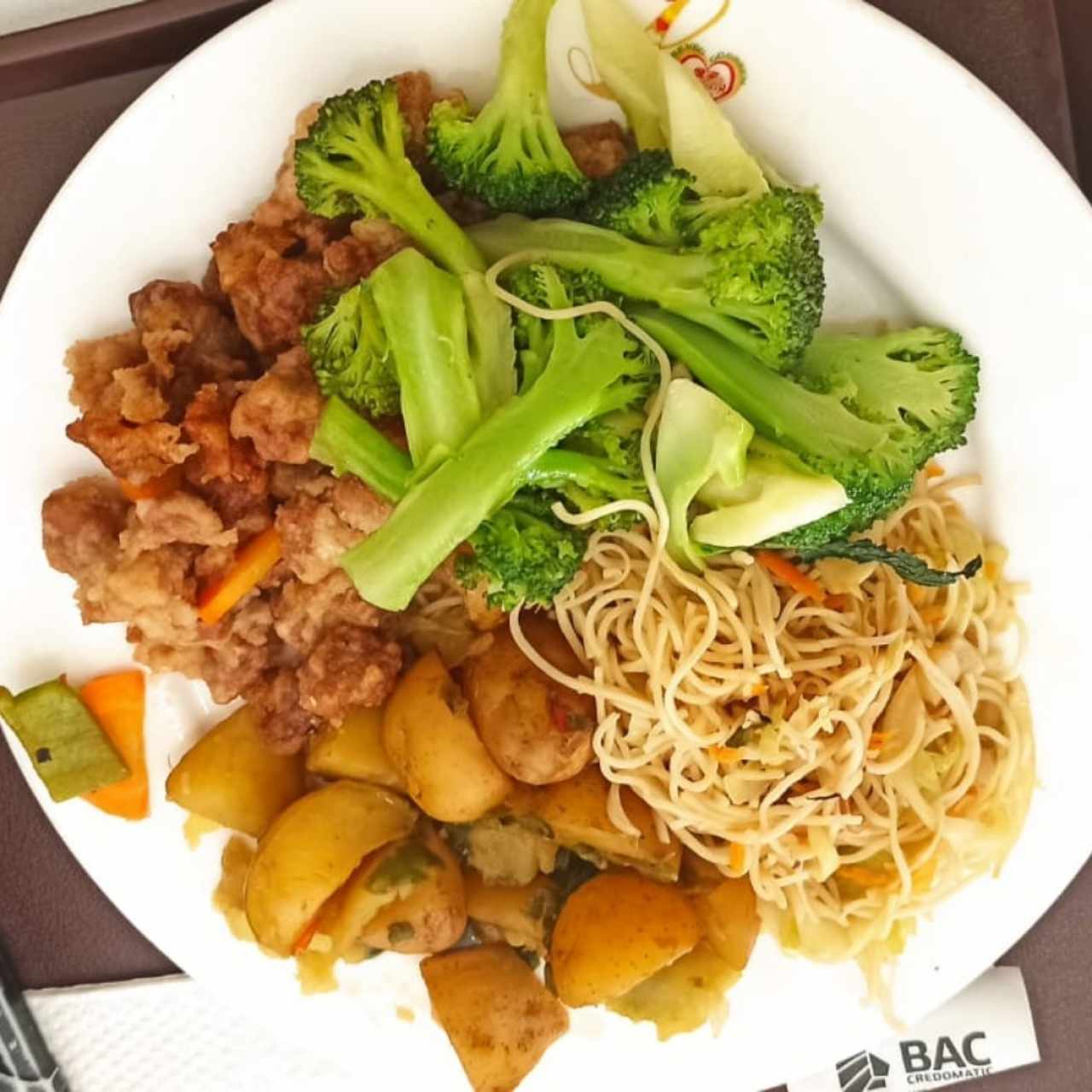 Soya agridulce, brócoli, chow mein, papa