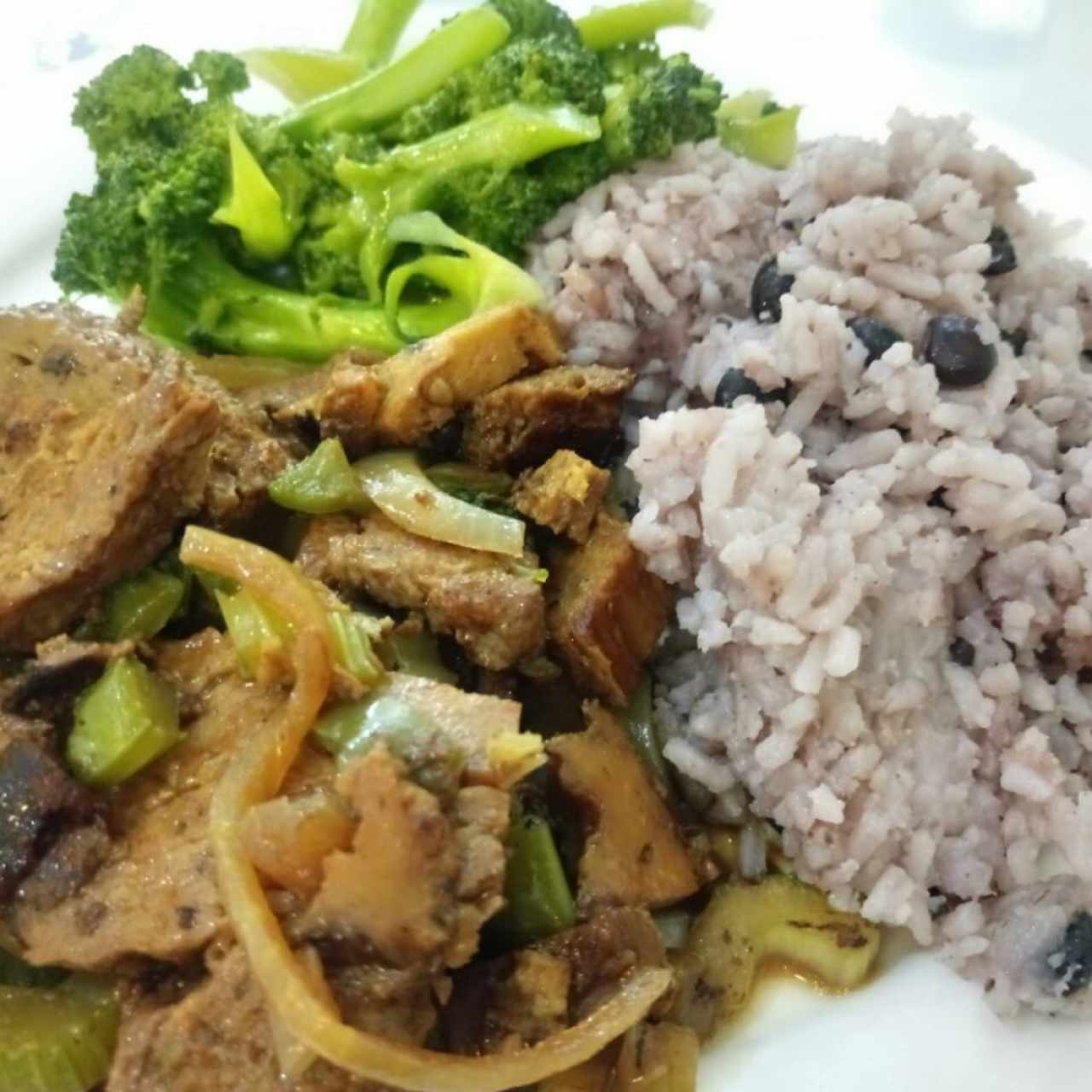 Arroz con guandú y coco, brocoli y gluten con vegetales 