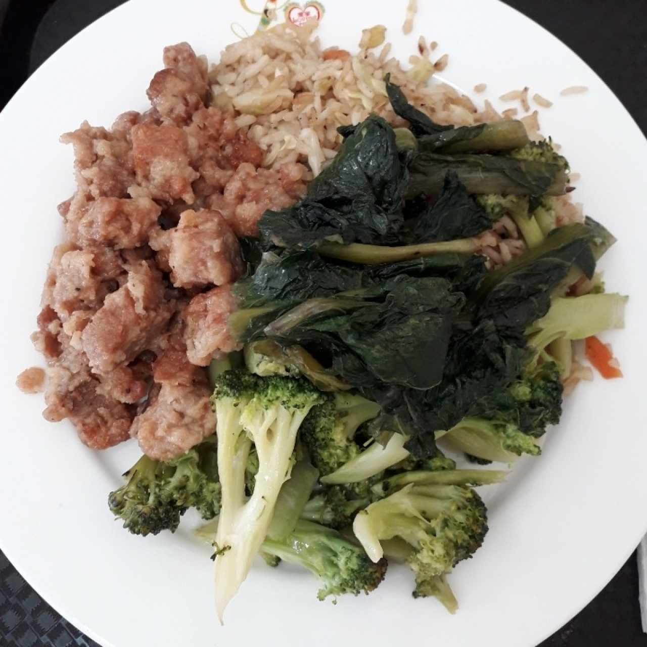 Soya agridulce apanada, arroz con vegetales, brócoli y hojas de mostaza.