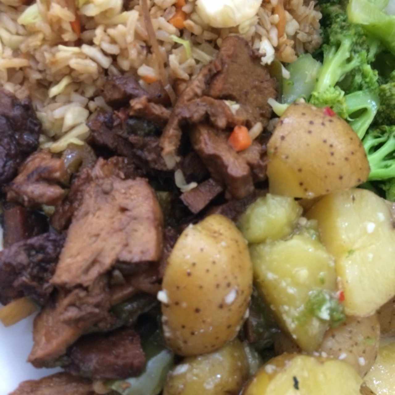 “carne”, papas, brocoli, arroz chino