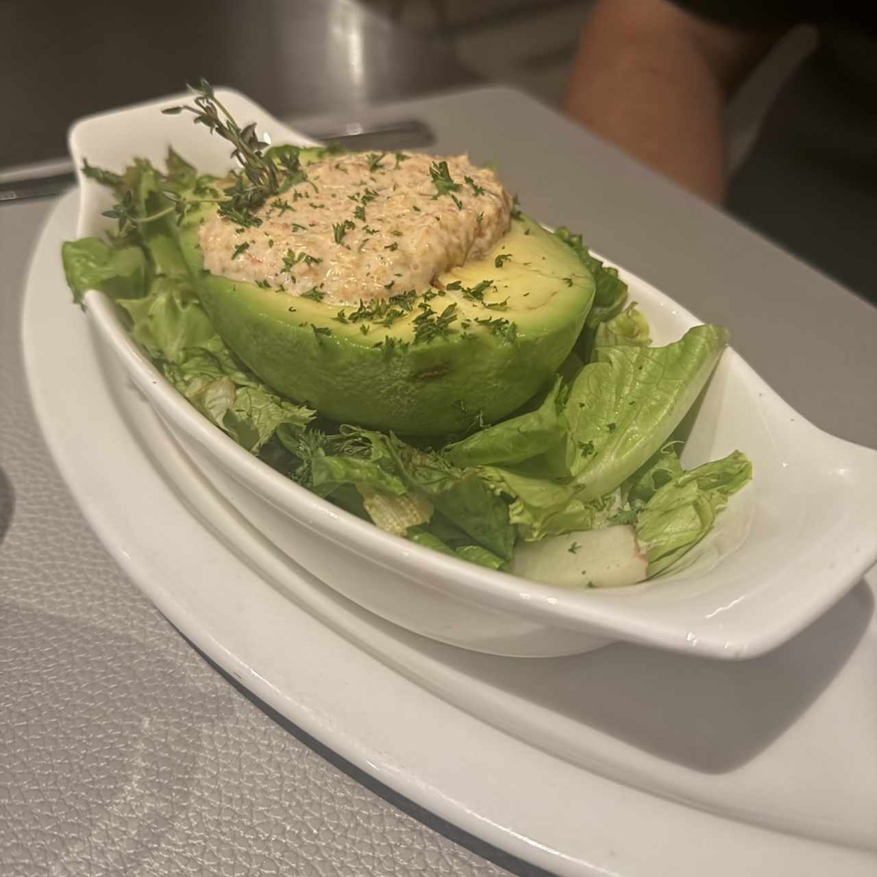 Aguacate relleno de crema de cangrejo