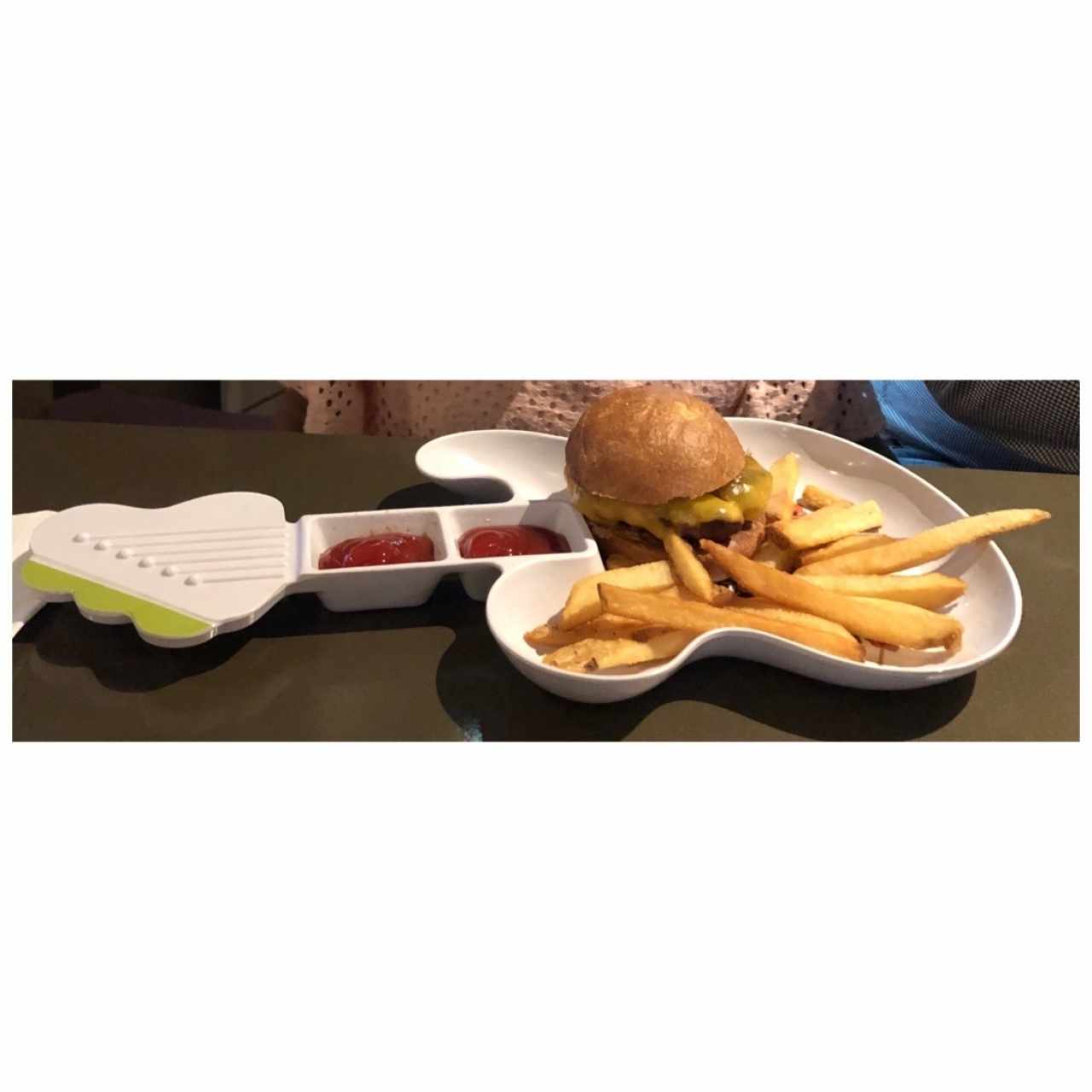 Cheese burger (kids meal) 