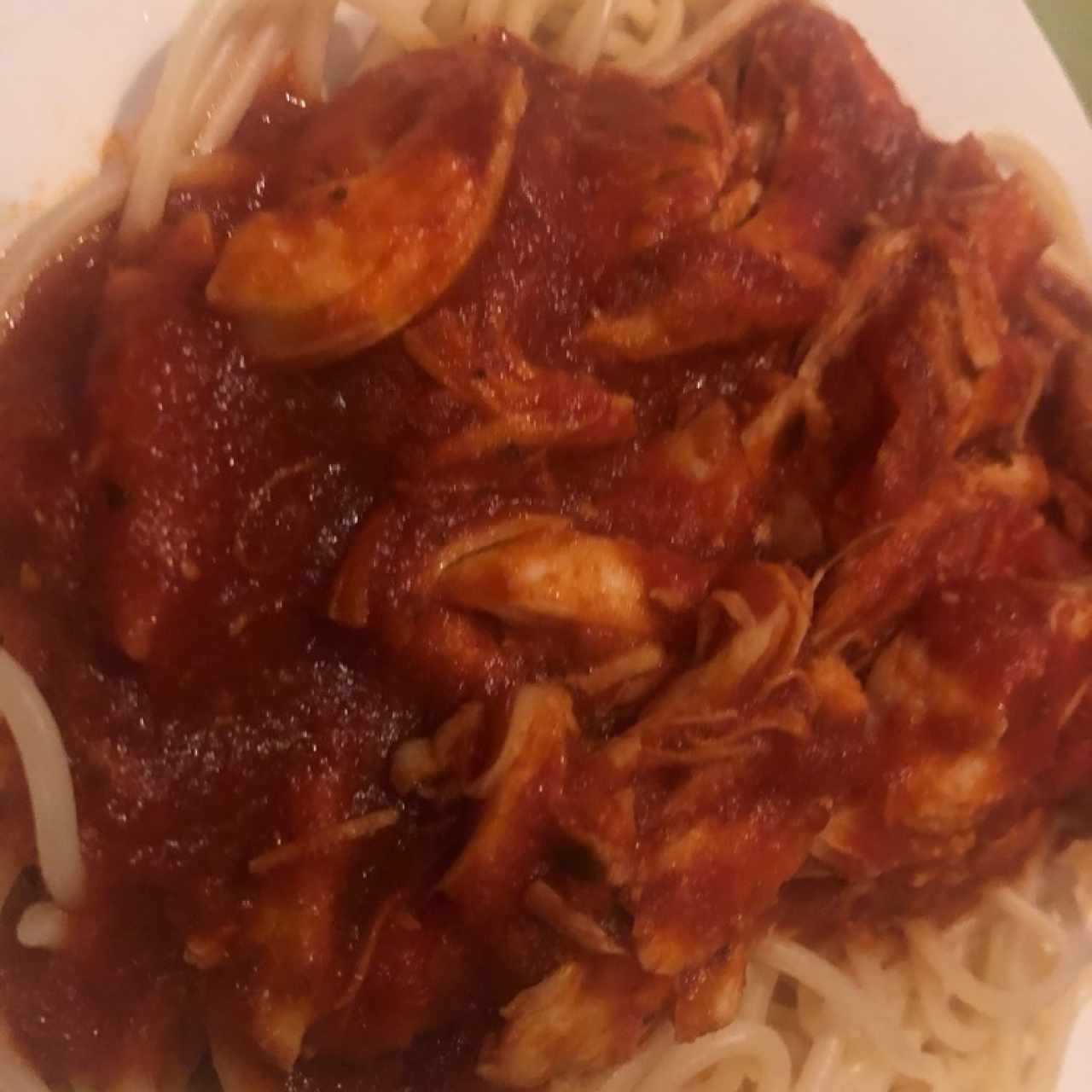 Spaguetti de pollo desmenuzado en salsa roja