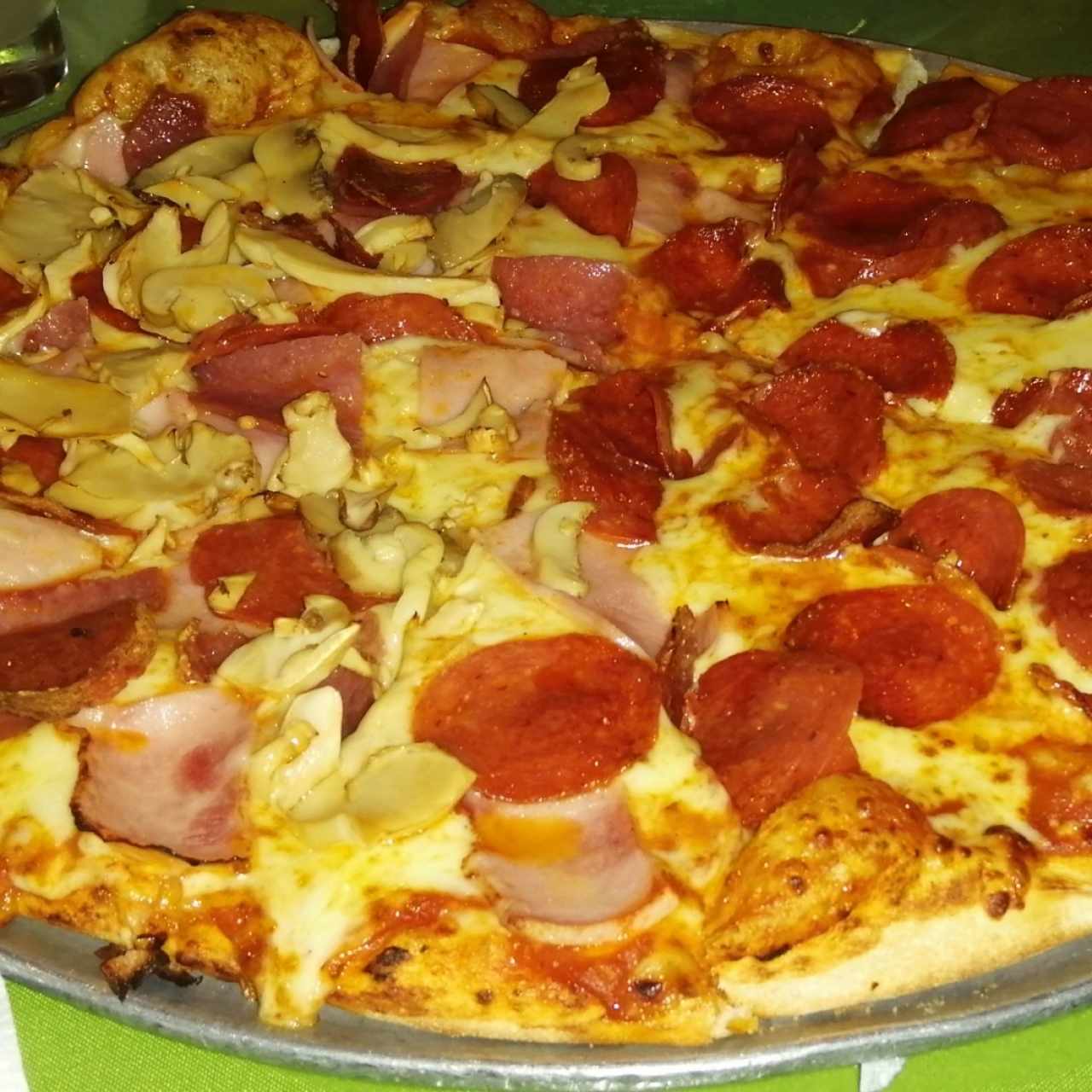 Pizza familiar mitad Napoli y Peperoni
