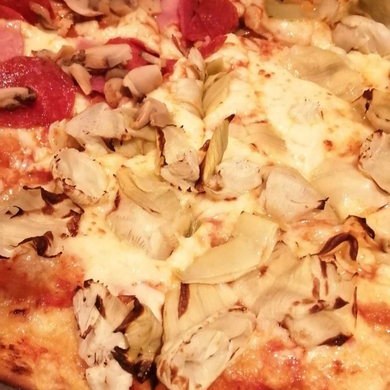 Pizza mitad Napoli y mitad Alcachofa