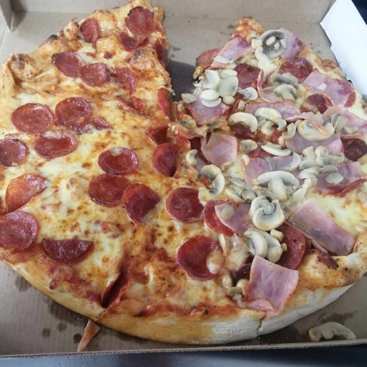 Pizza familiar napoli y peperoni