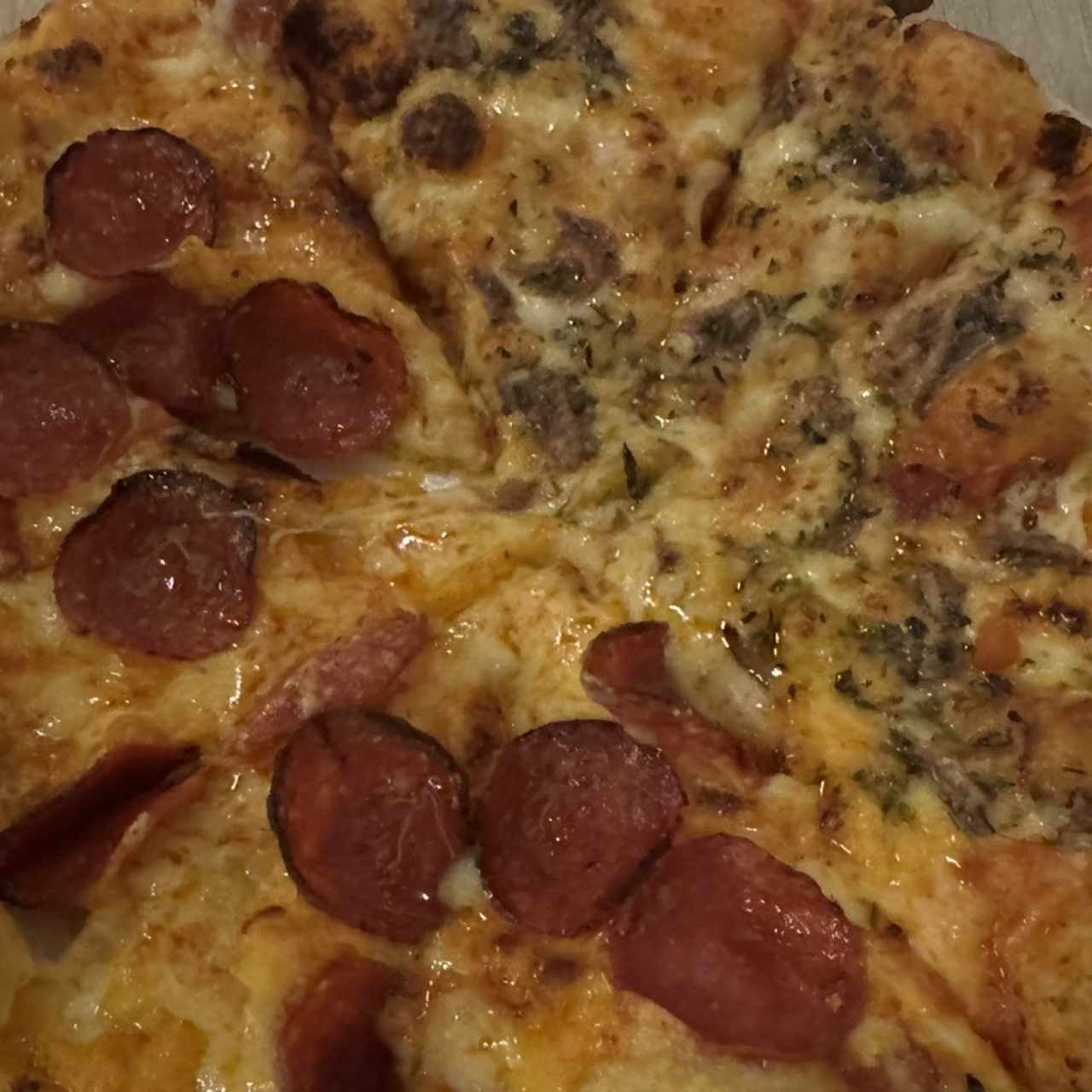 pizza anchoas y peperoni