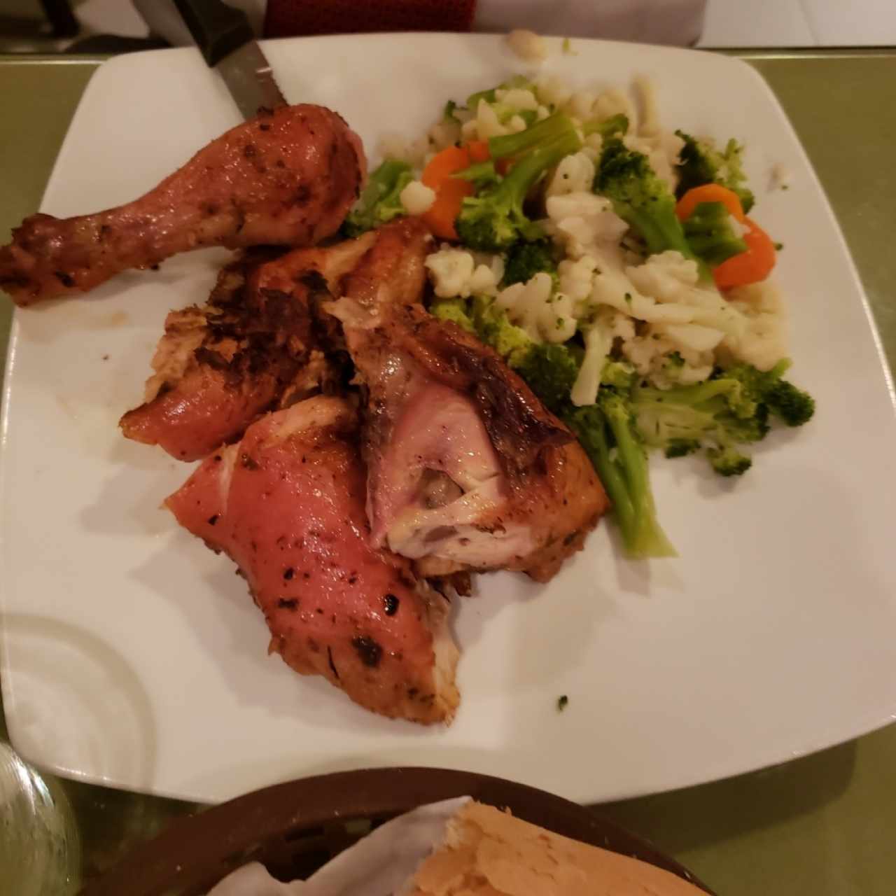 Pollo asado con vegetales