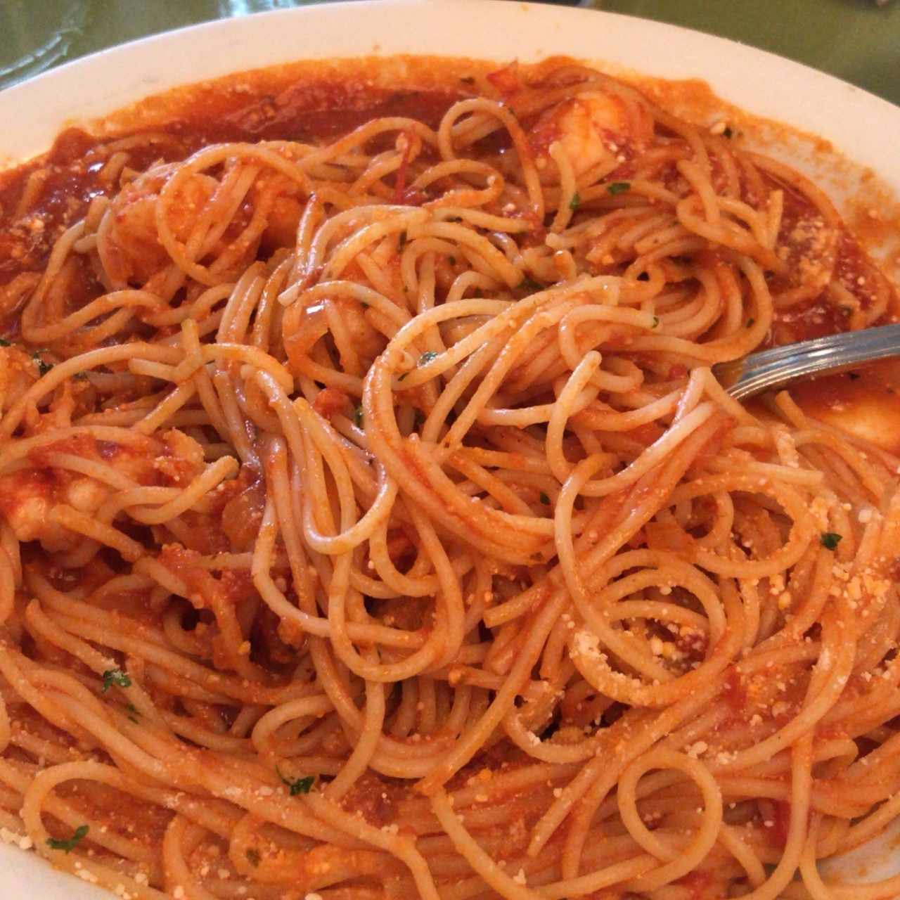Spaghetti con langostinos en salsa roja
