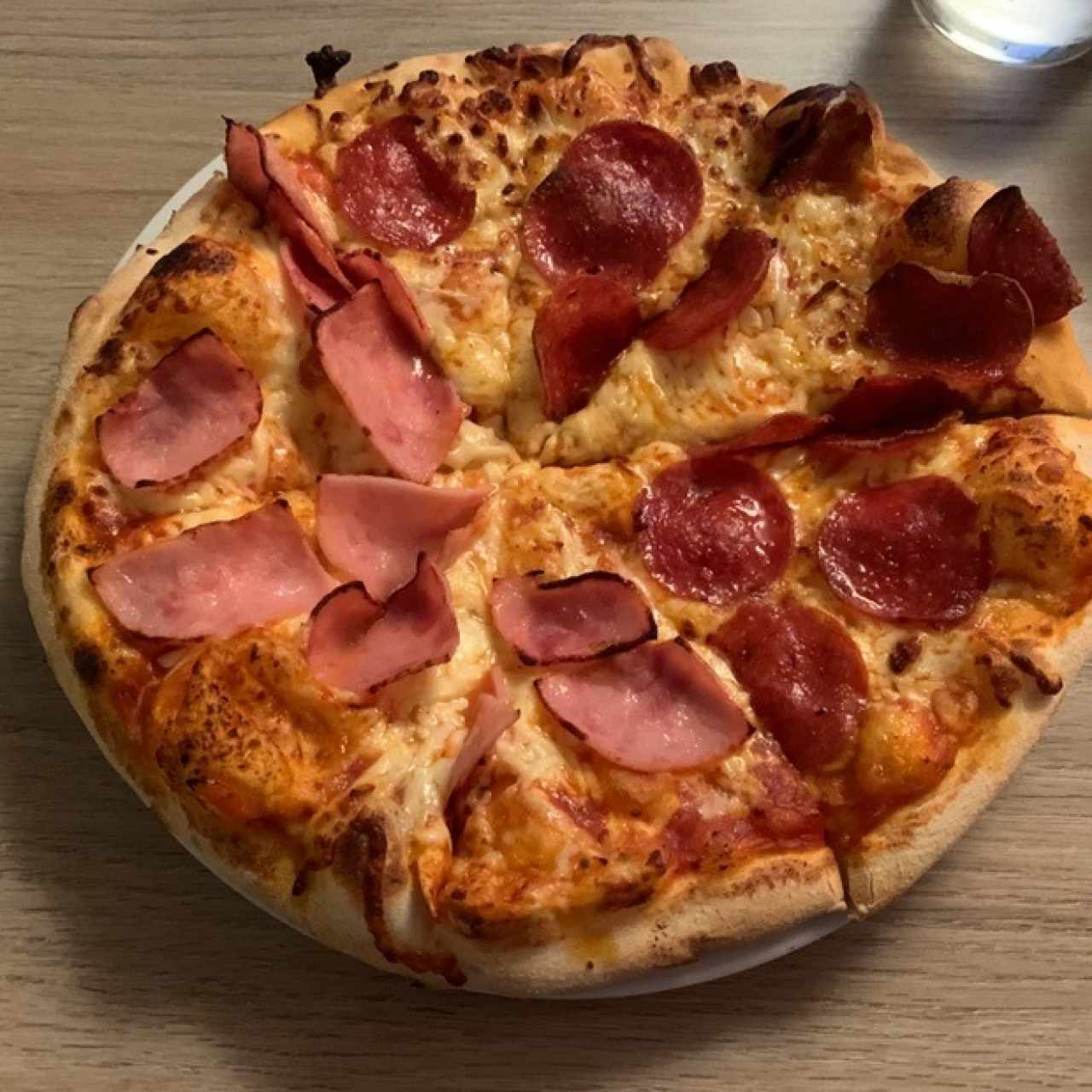 pizza mitad peperoni y mitad jamon