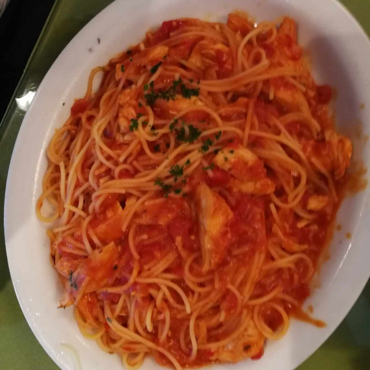 Spaguetti con pollo desmenuzado salsa pomodoro