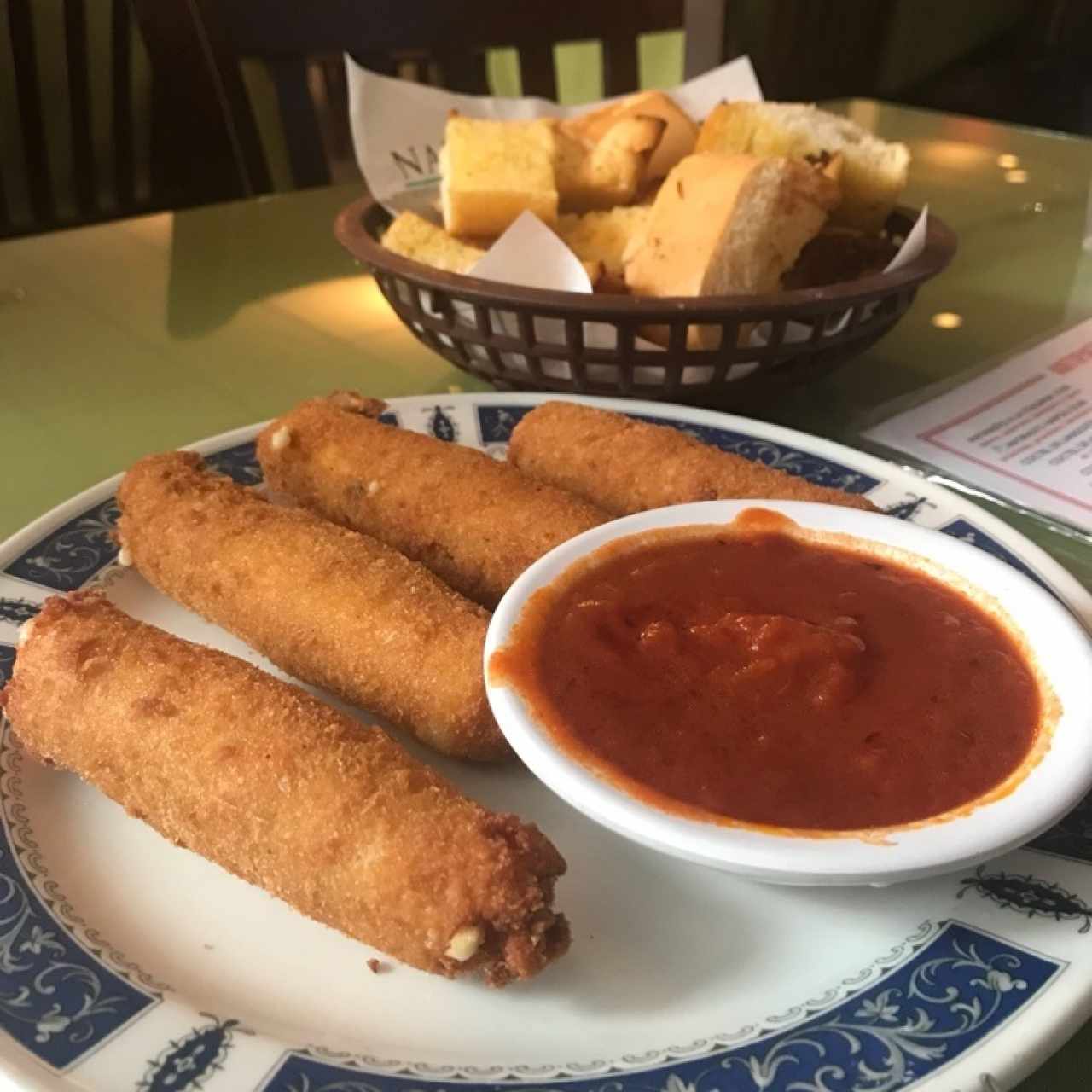 mozarella frita y pan de ajo