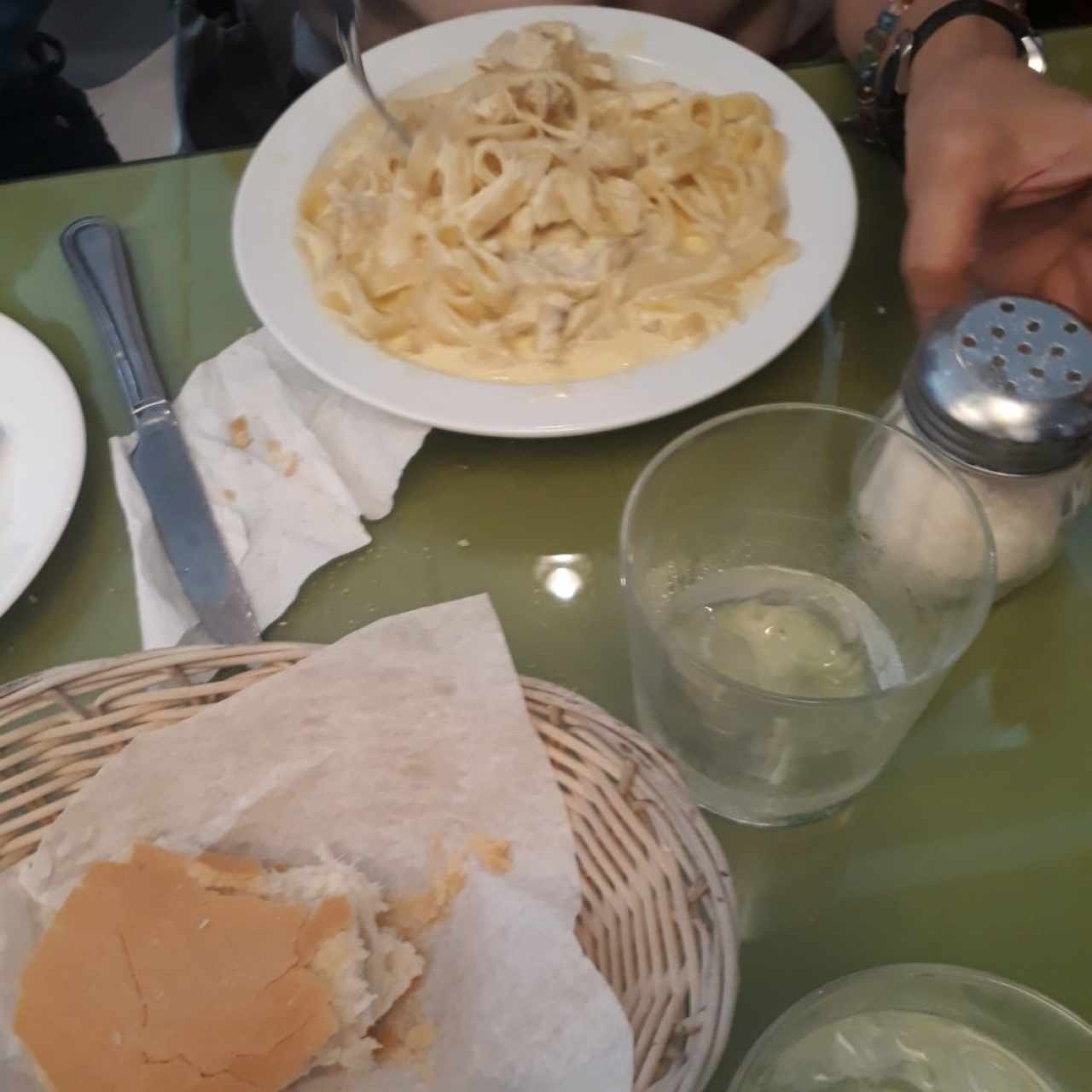 Fetuccini en salsa blanca. Pan de cortesía