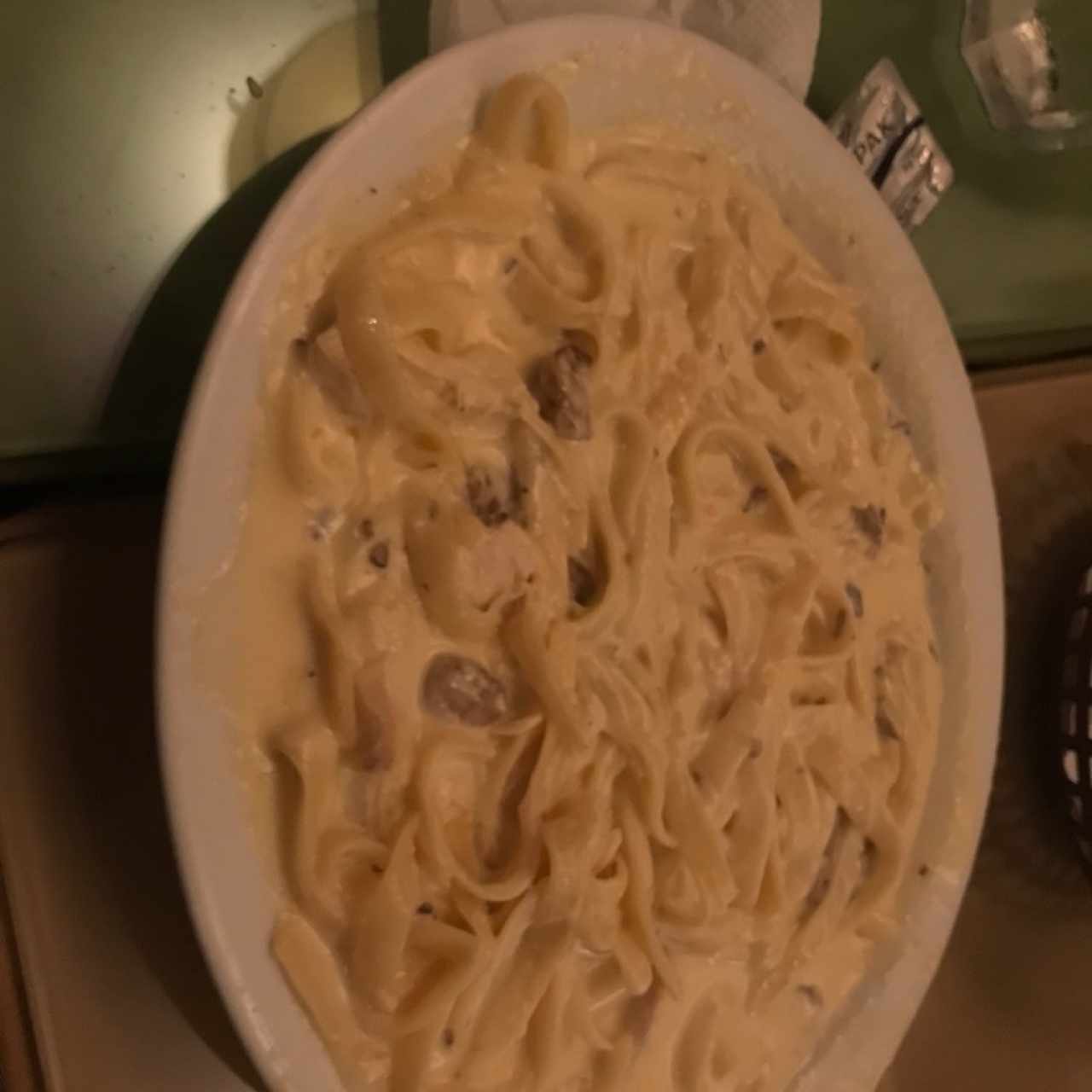 fetuccini de pollo y hongos en salsa alfredo