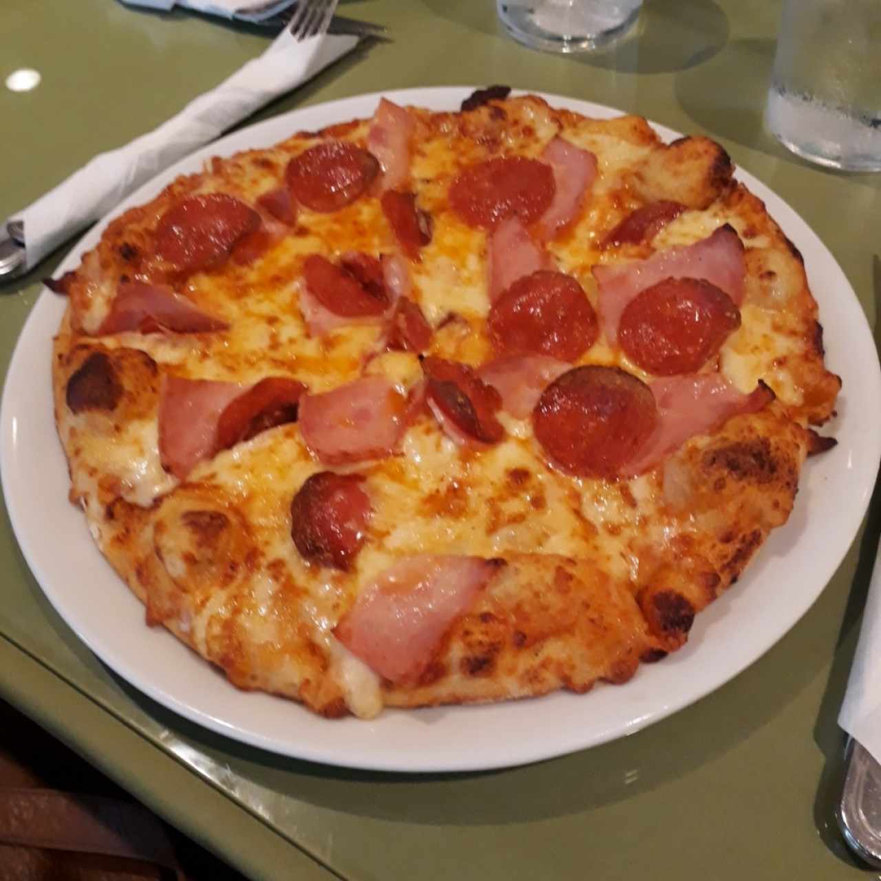 pizza pepoeroni con jamón