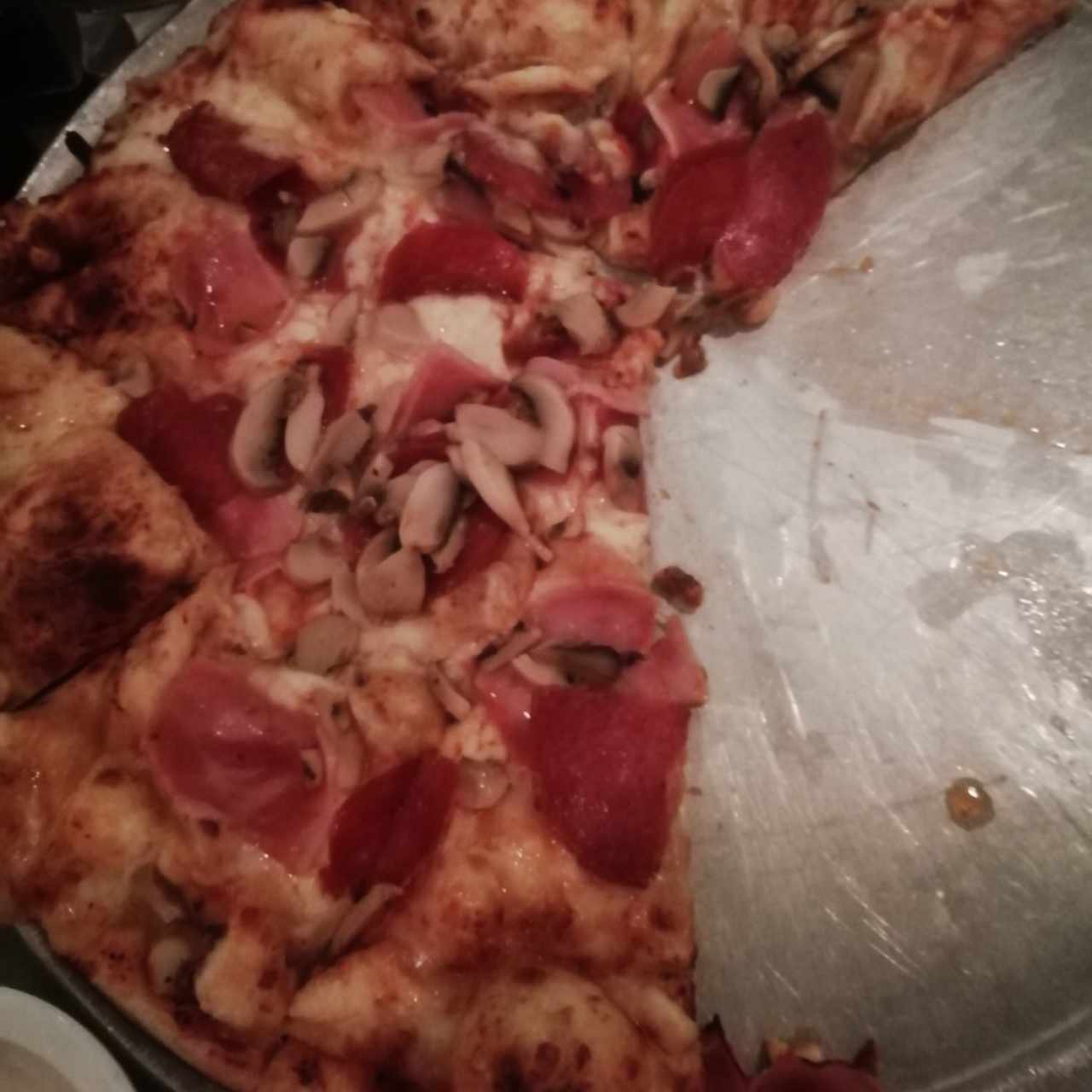 Pizza de jamón, peperoni y hongos 😋