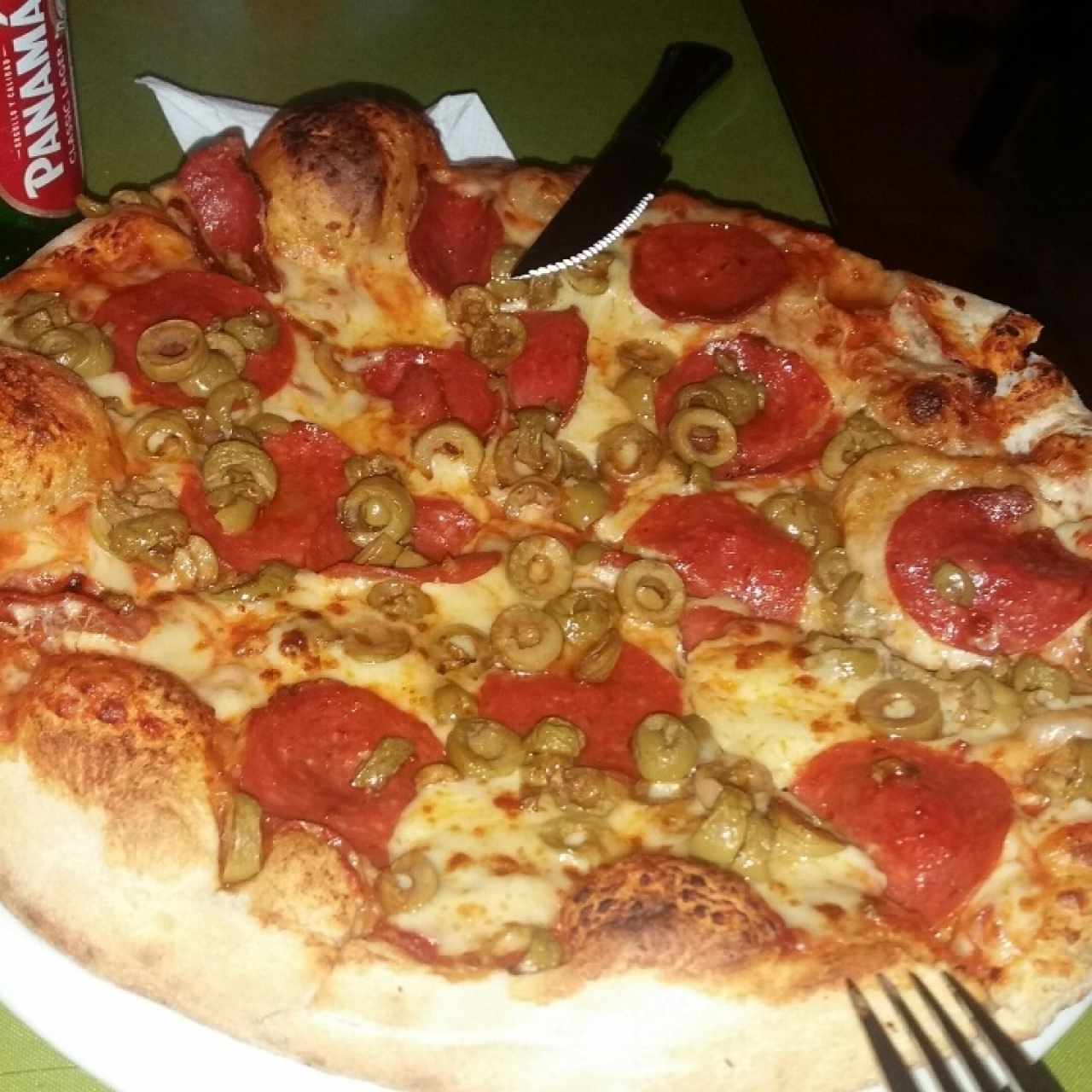 Pepperoni y aceitunas verdes