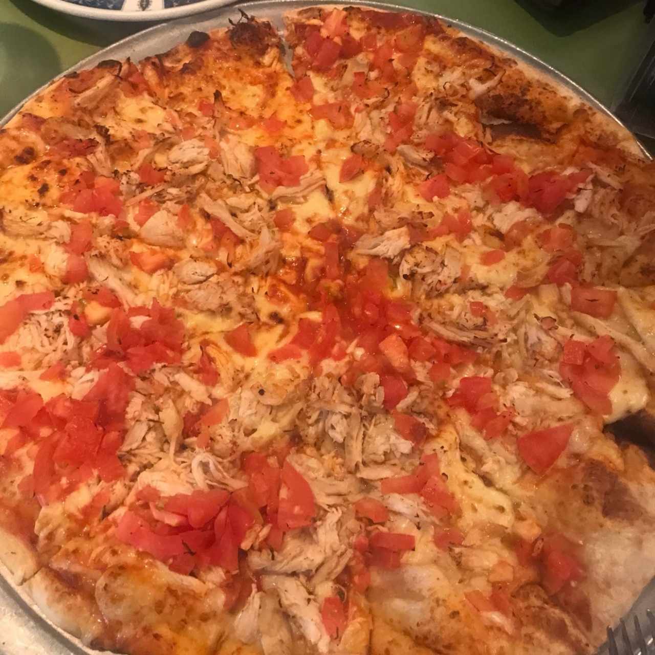 pizza de pollo con tomate
