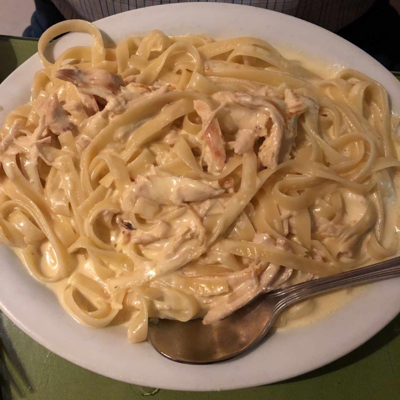 Fetuccini a la alfredo con pollo