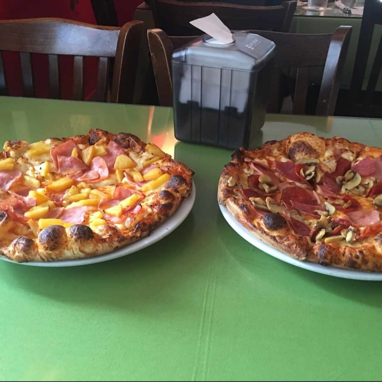 pizza hawaiana y pizza napoli medianas