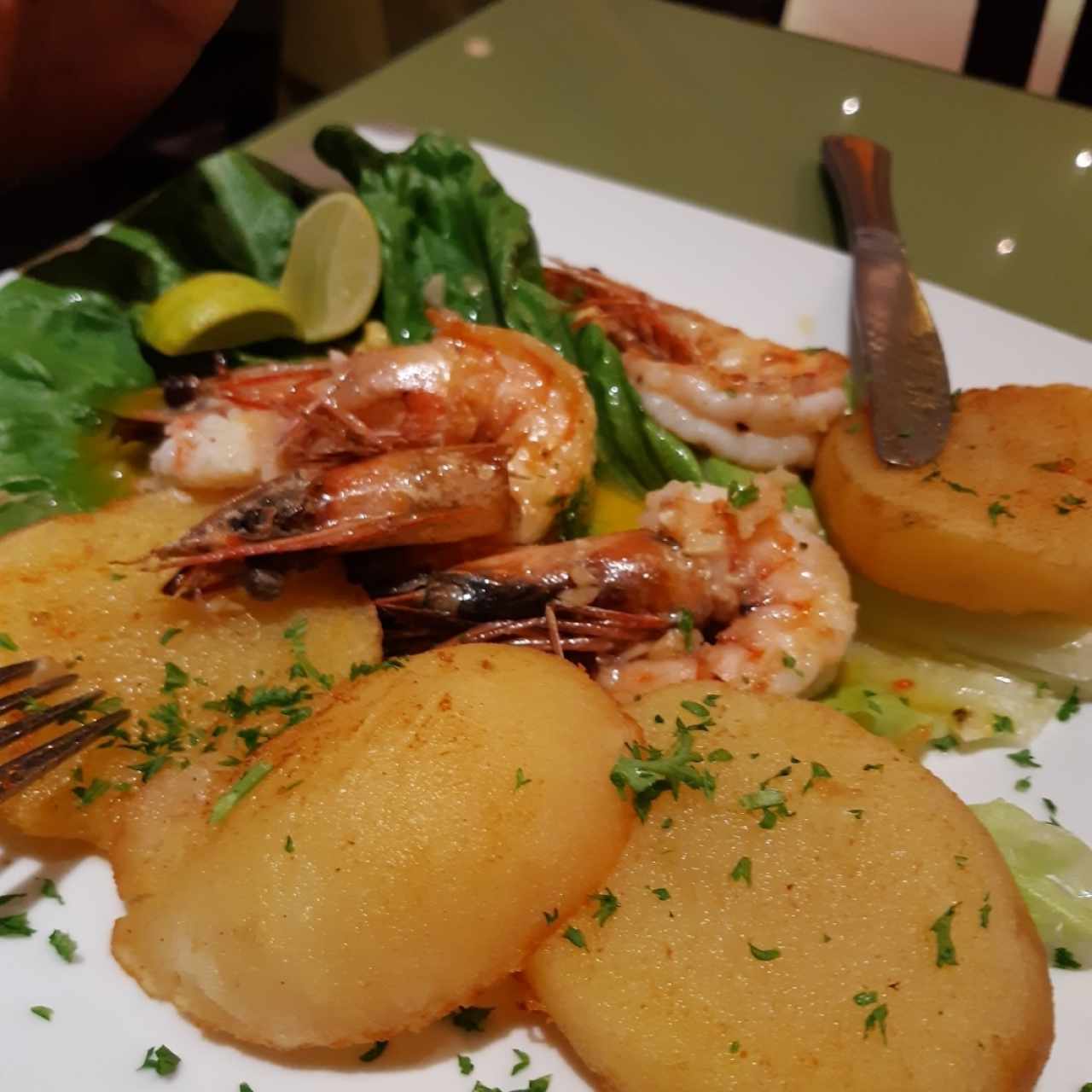 langostino a la mantequilla con papas