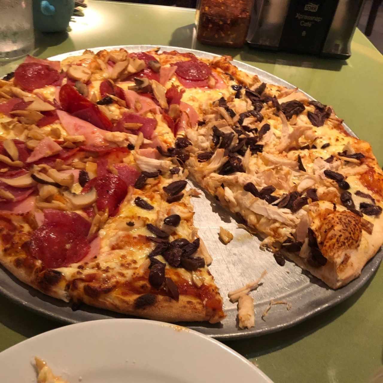 Pizza de hongos, aceituna, pollo, pepperoni y jamón