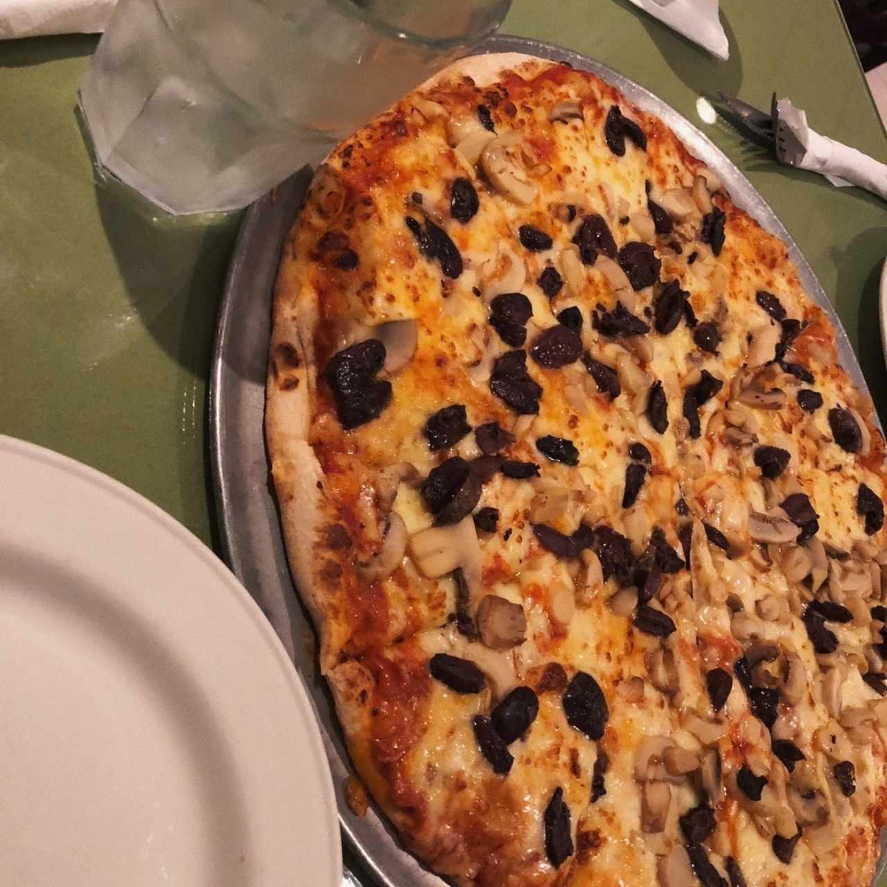 Pizza de hongos y aceitunas negras