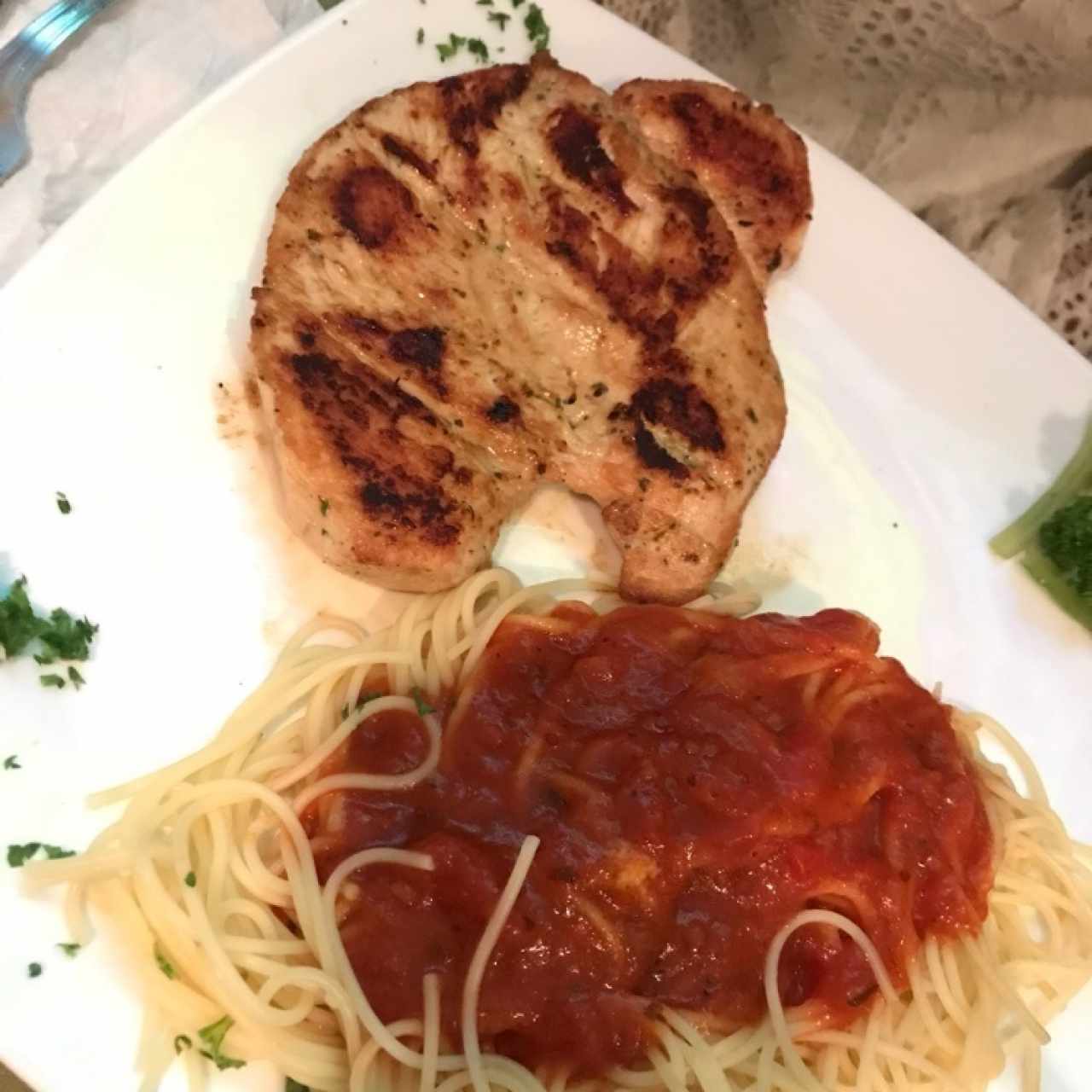 Pollo a la plancha con Spaguetti Pomodoro