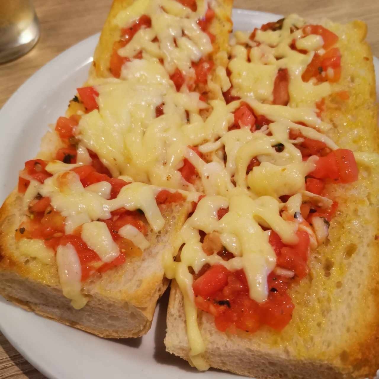 Pan con tomate y queso mozzarella 