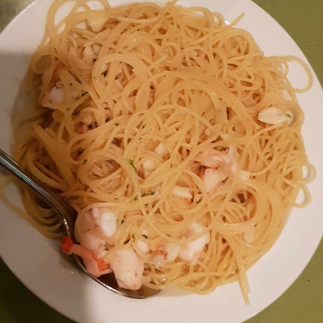 spaguetti al oleo con camarones