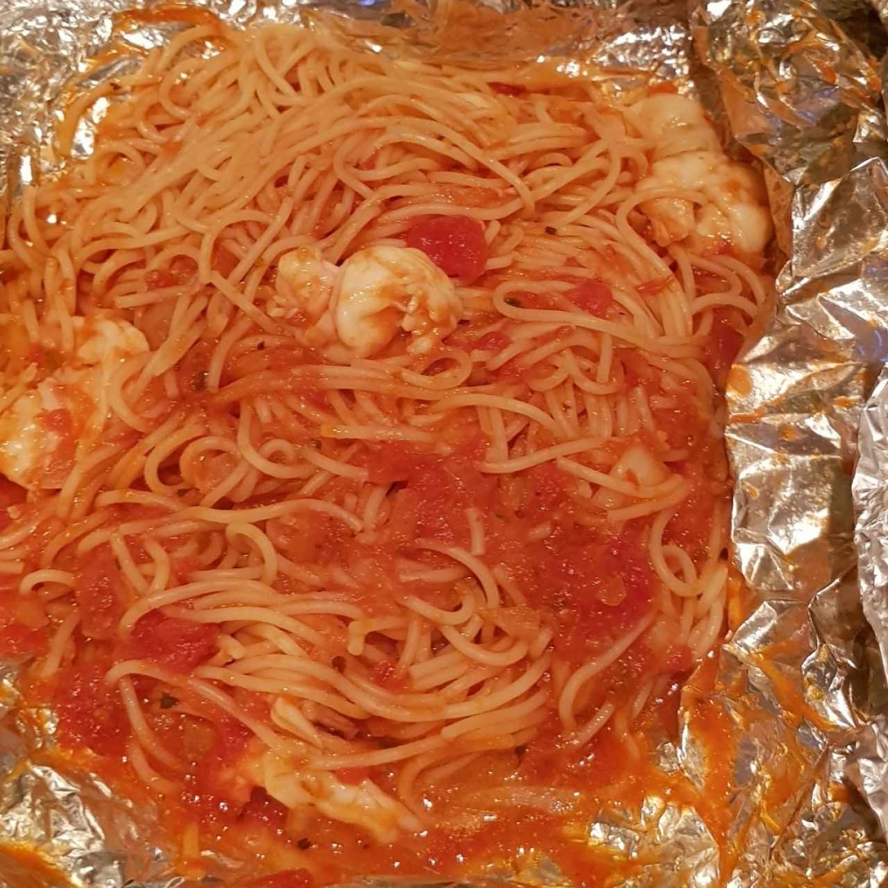 spaguetti al cartucho con camarones en salsa roja