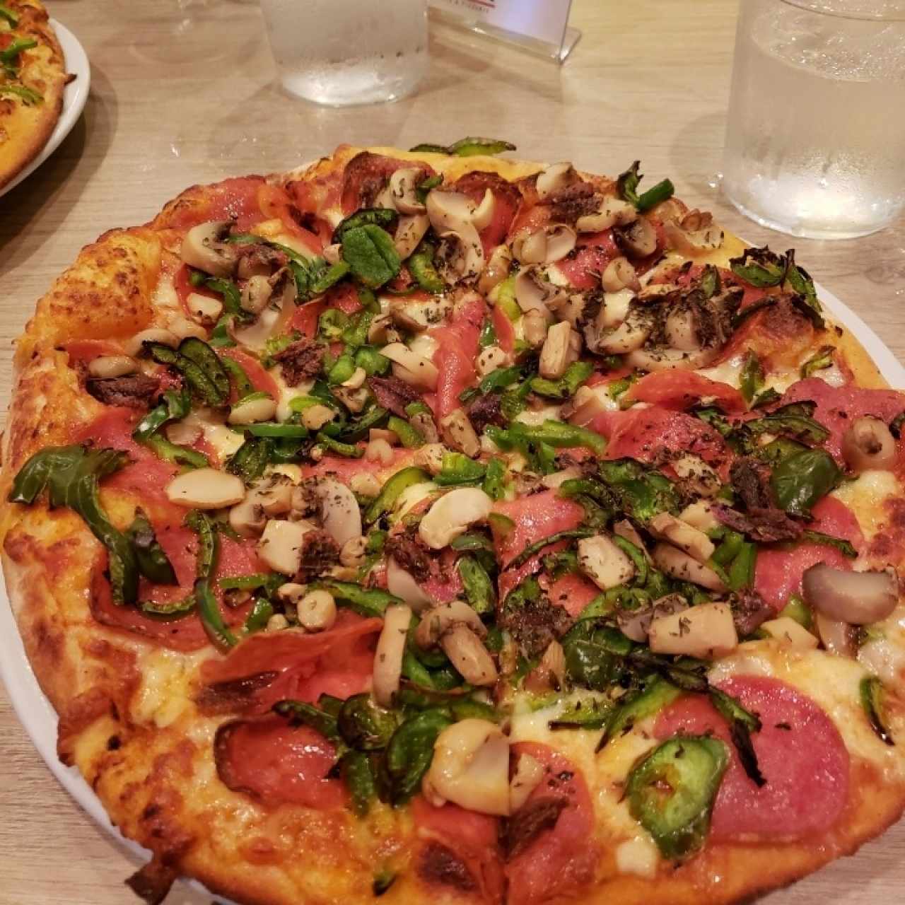 pizza - pepperoni, hongos, ají verde y anchoas