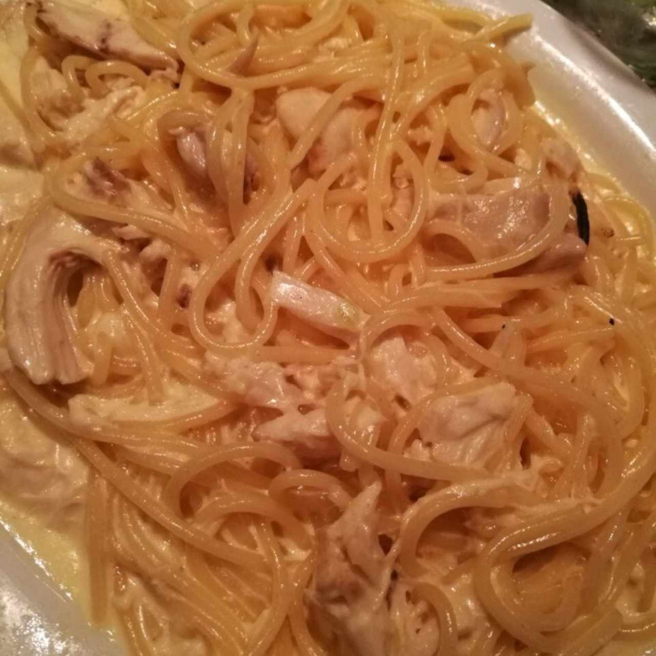 spaghetti alfredo con pollo 