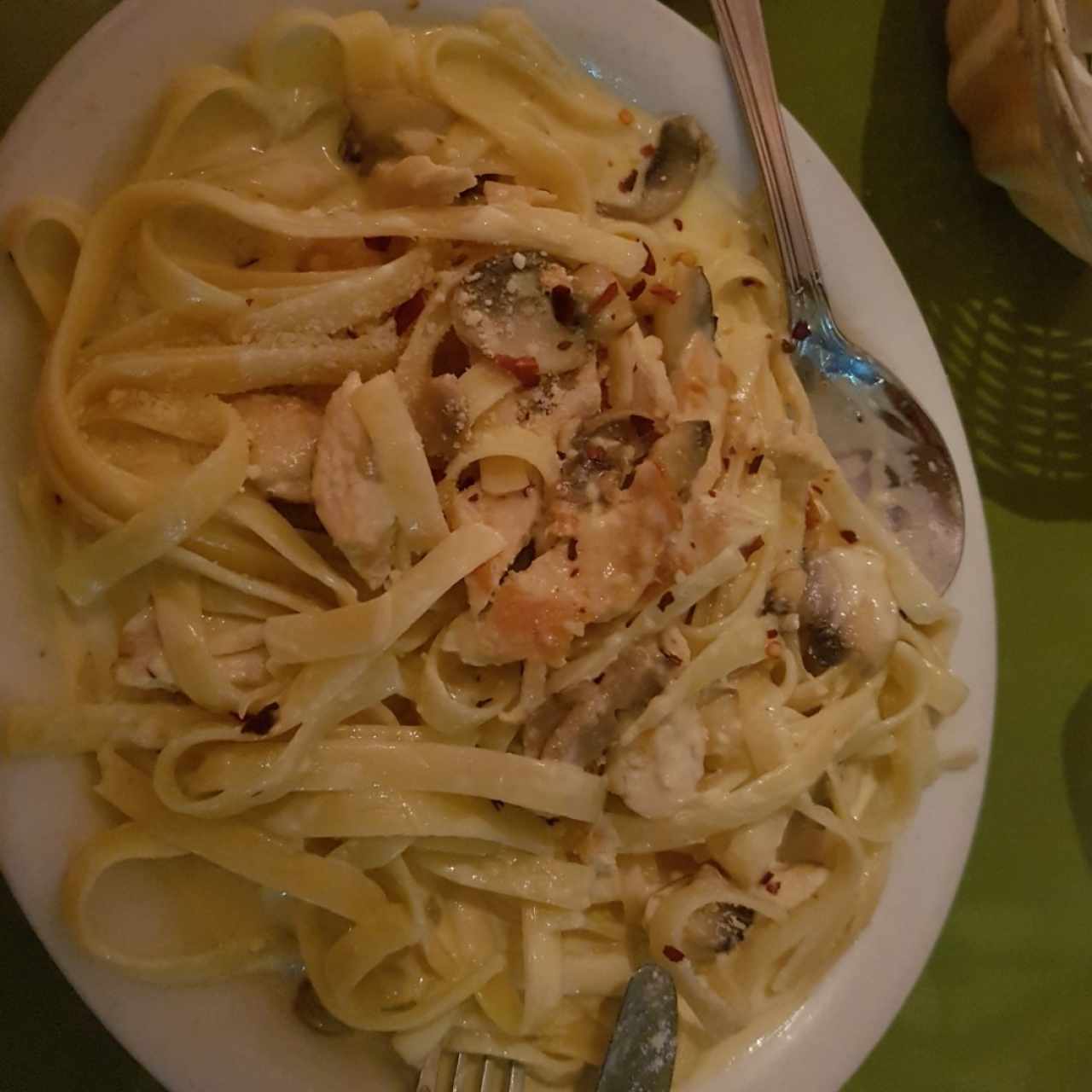 fettucine alfredo con pollo y hongos