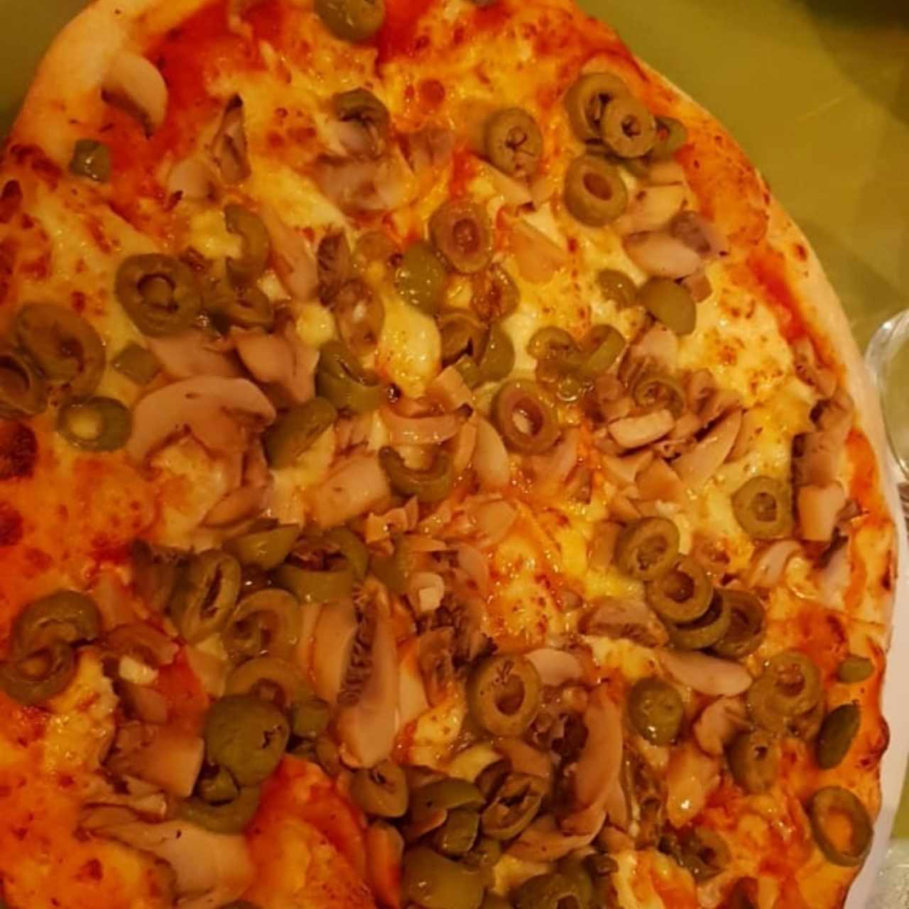 Pizza de aceitunas con hongos